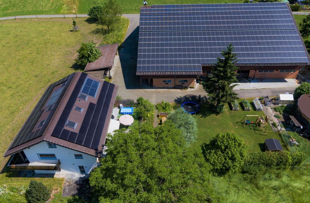 Die Solaranlagen auf den Dächern des Hofs von Ralf Bucher. (Foto: zVg)